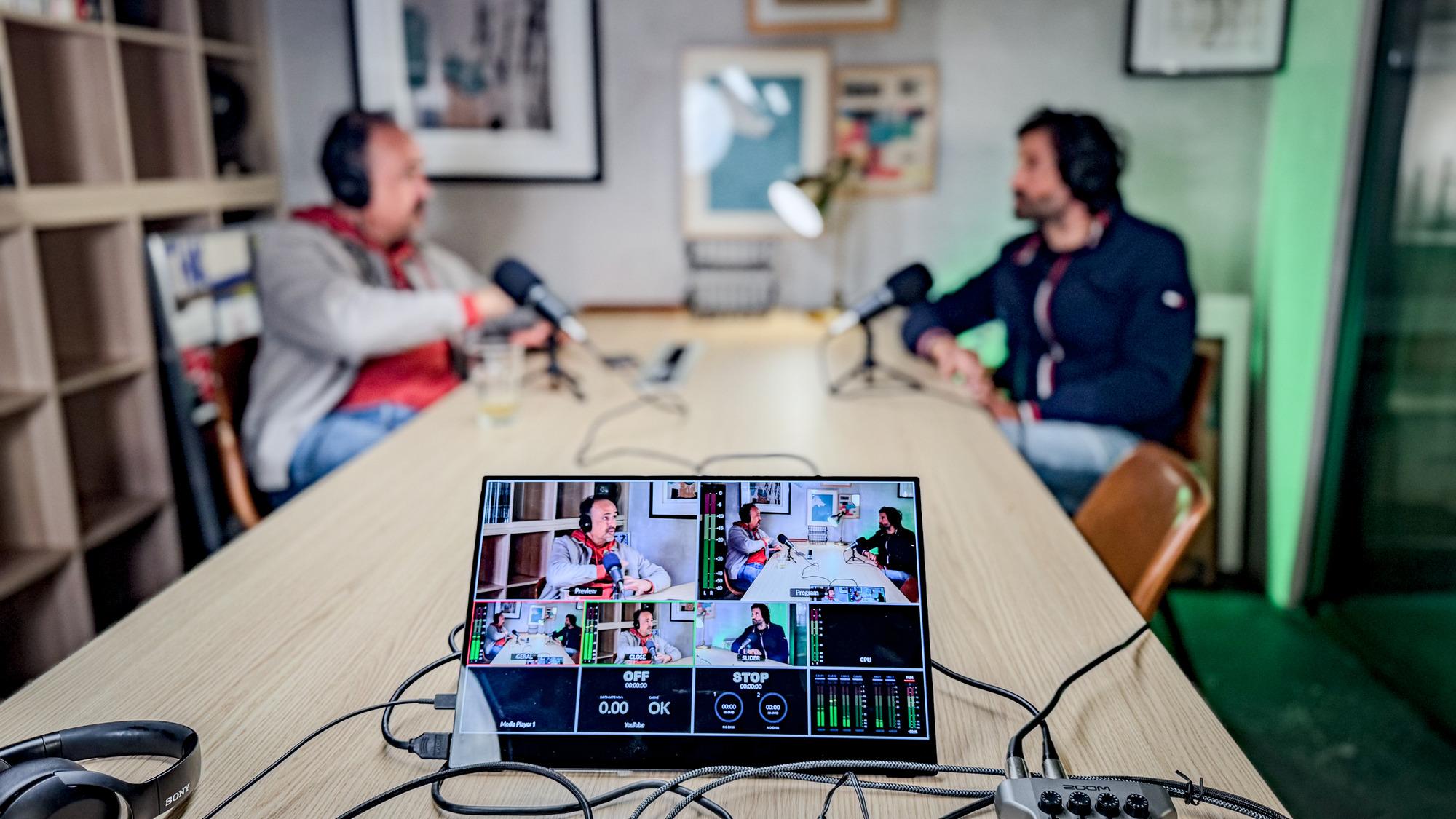 Câmaras 4K e equipamento de vídeo do estúdio de podcast