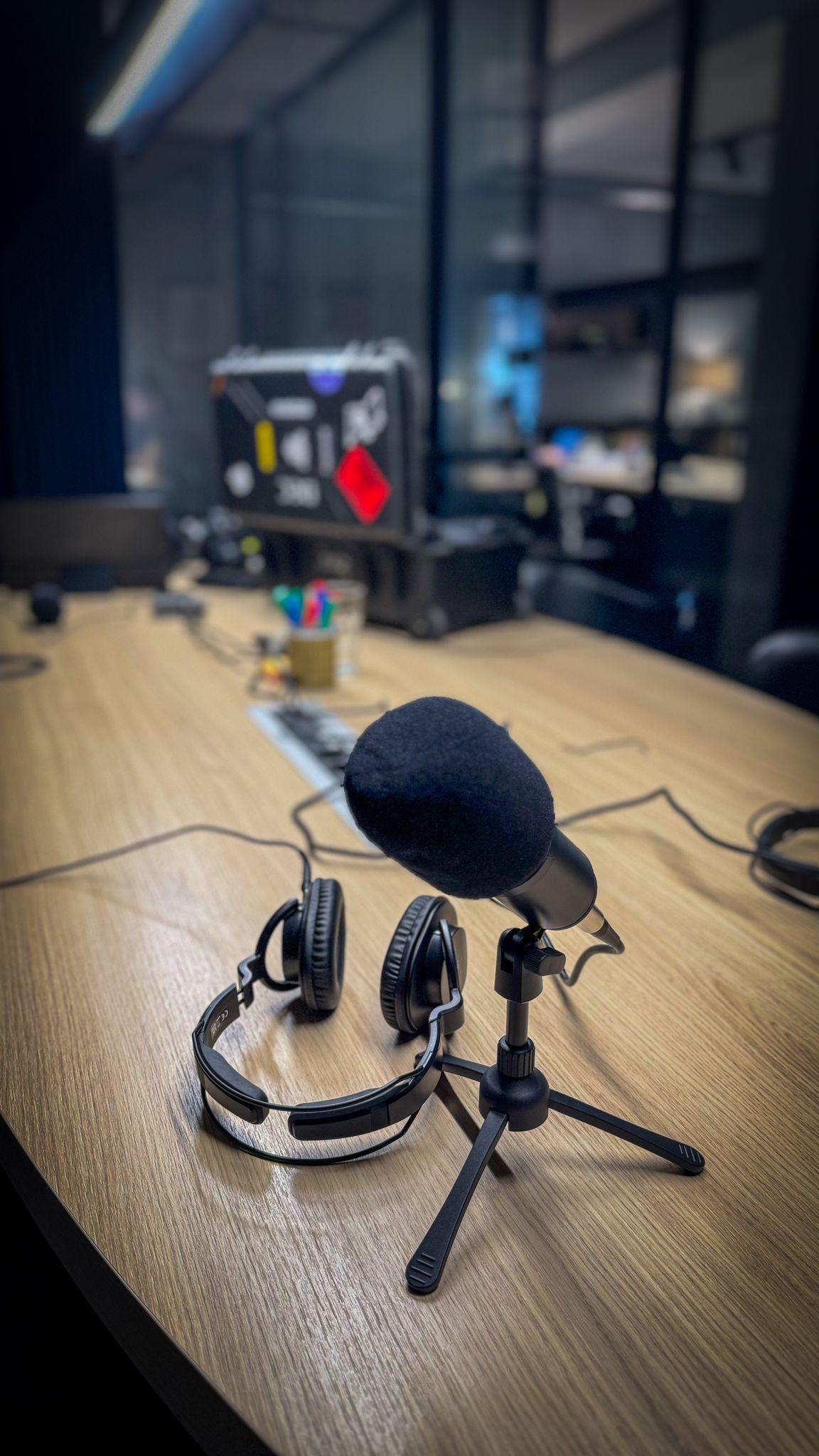 Detalhe dos microfones do estúdio de podcast