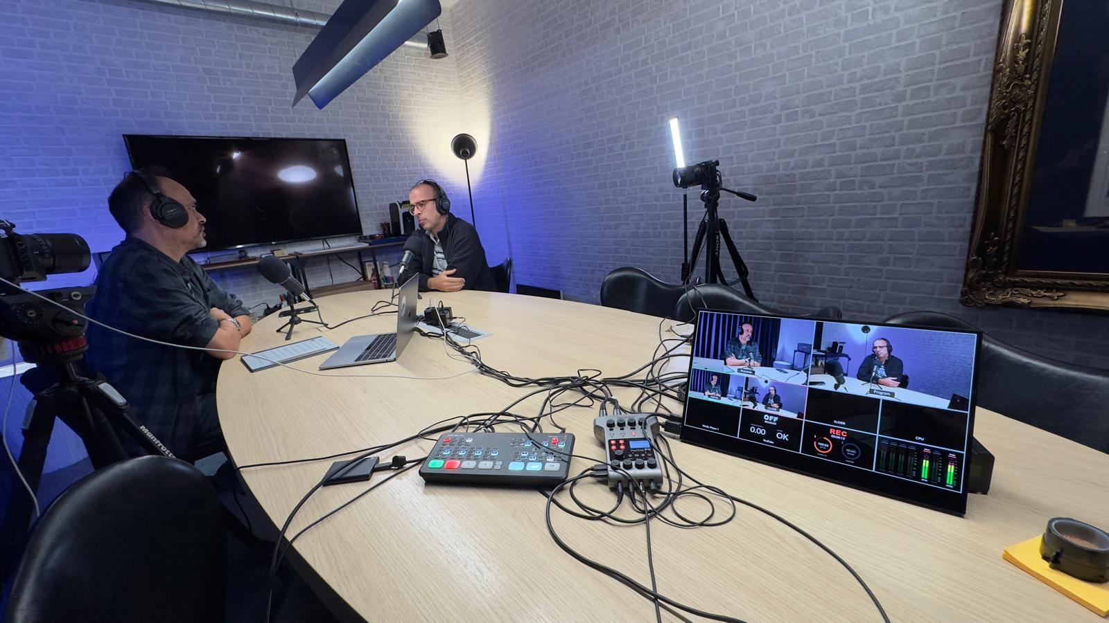 Ambiente do estúdio de podcast durante uma gravação