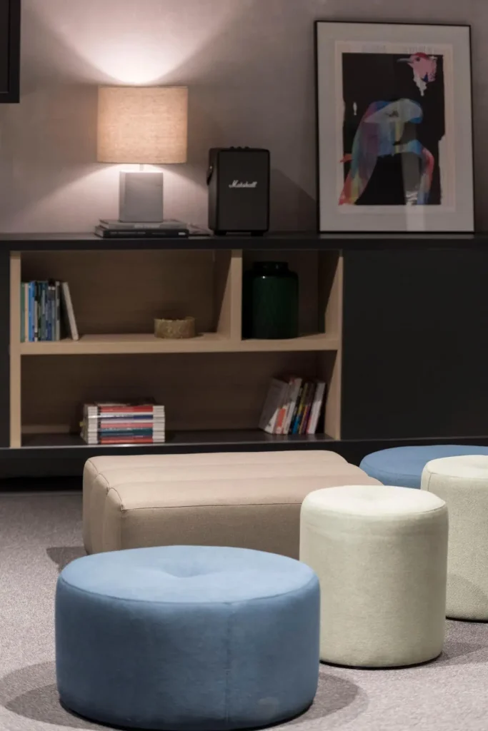 Área informal com pufes e decoração