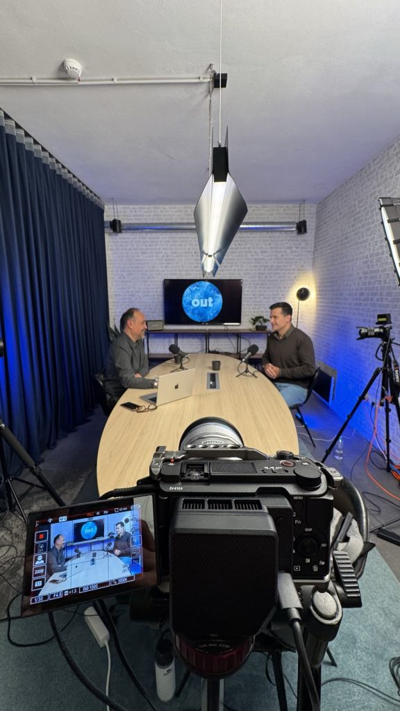 Set de podcast do estúdio Outglocal em Aveiro com câmara em primeiro plano