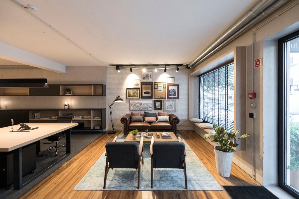 Zona de estar do lounge do coworking
