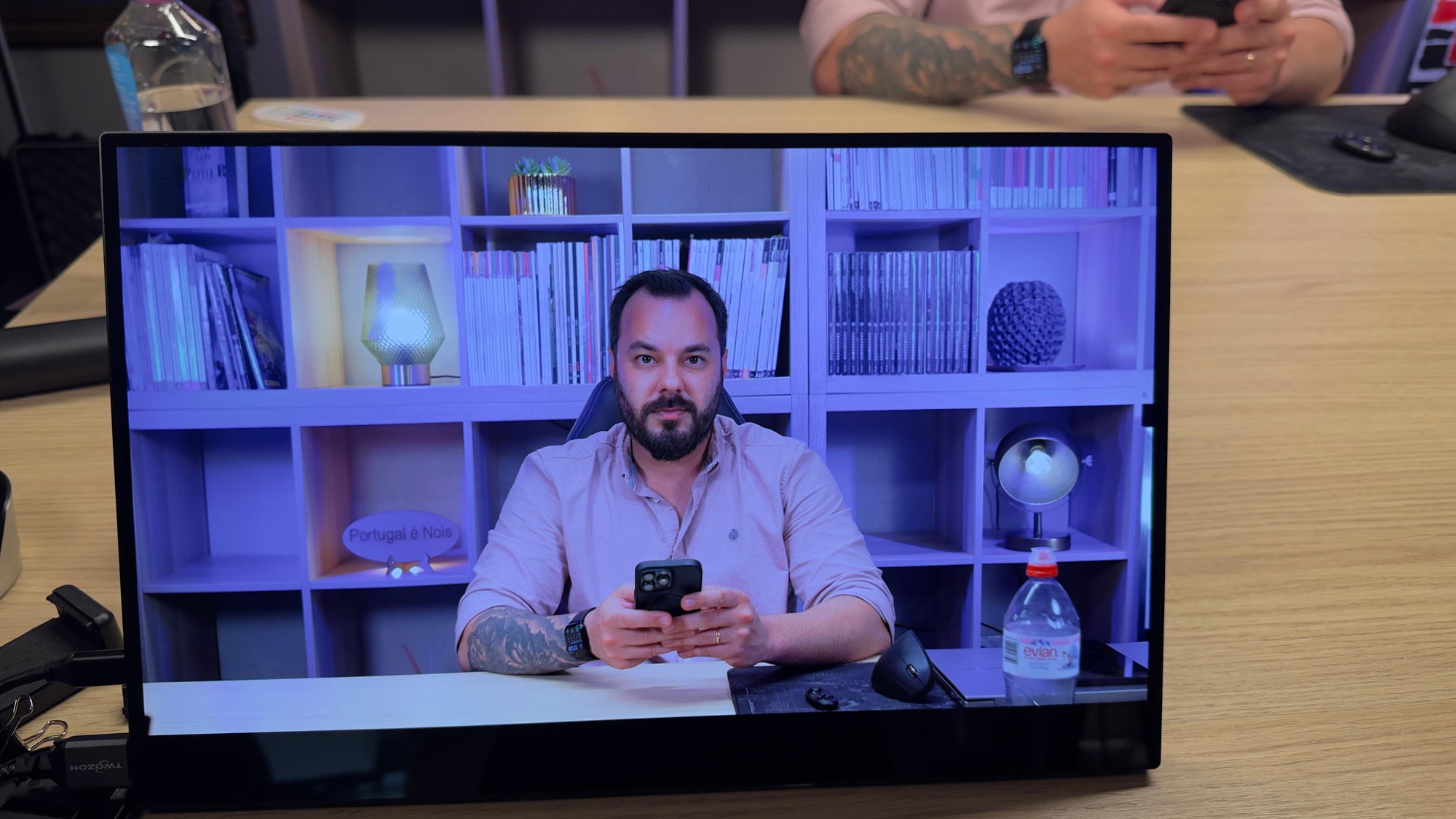 Gravação de podcast com teleponto no estúdio Outglocal em Aveiro