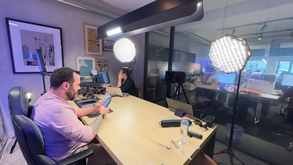 Iluminação profissional de vídeo no estúdio de podcast Outglocal em Aveiro