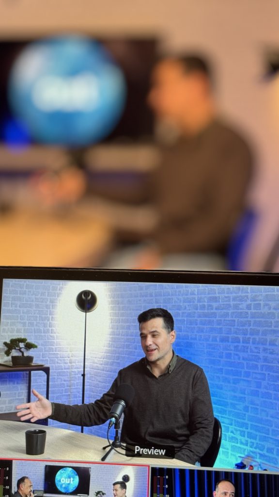 Monitor de realização durante gravação de podcast no estúdio Outglocal
