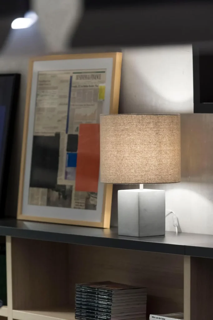 Candeeiro de mesa e quadro emoldurado