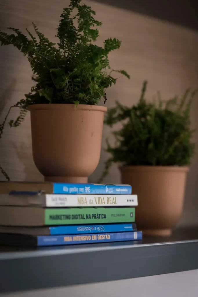 Estante com livros de gestão e marketing