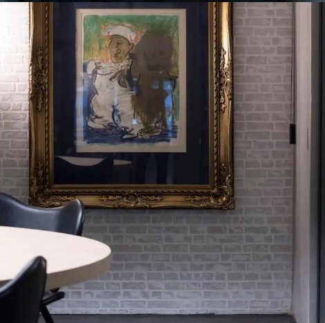 Paredes de vidro e cortinas de privacidade da sala de reuniões