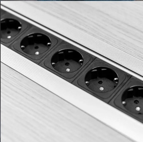 Móvel com tomadas e conexões HDMI na sala de reuniões