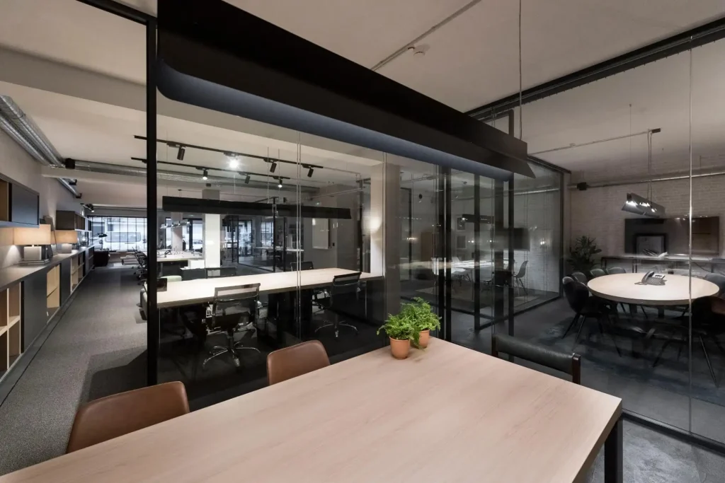Sala de reuniões vista a partir da mesa de trabalho