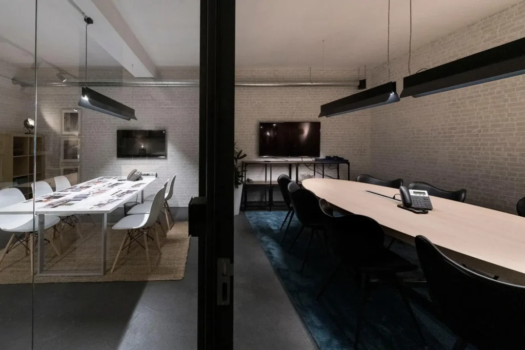 Sala de reuniões principal com mesa oval