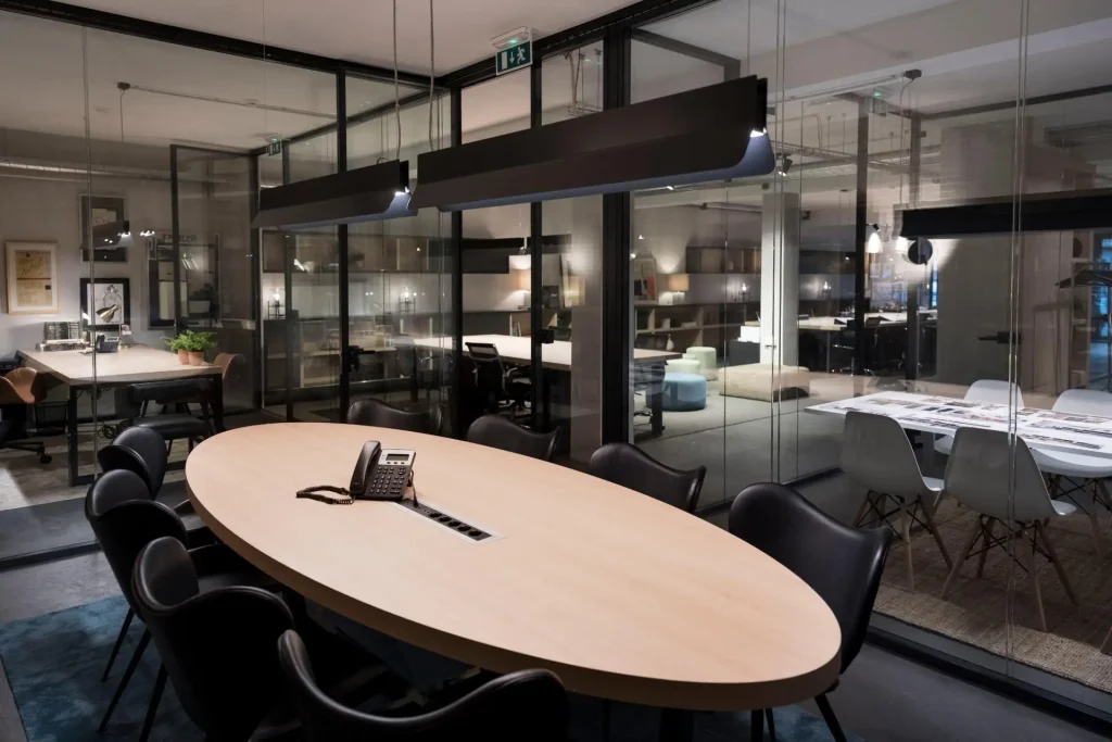 Sala de reuniões moderna com paredes de vidro