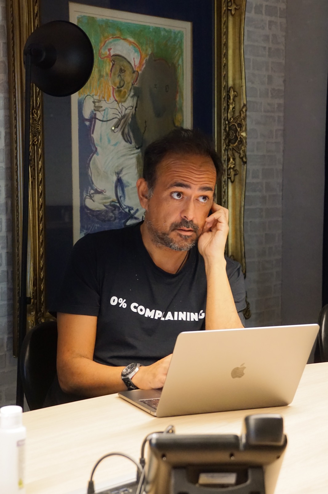 Sandro Pinto a trabalhar no escritório da Outglocal, em Aveiro