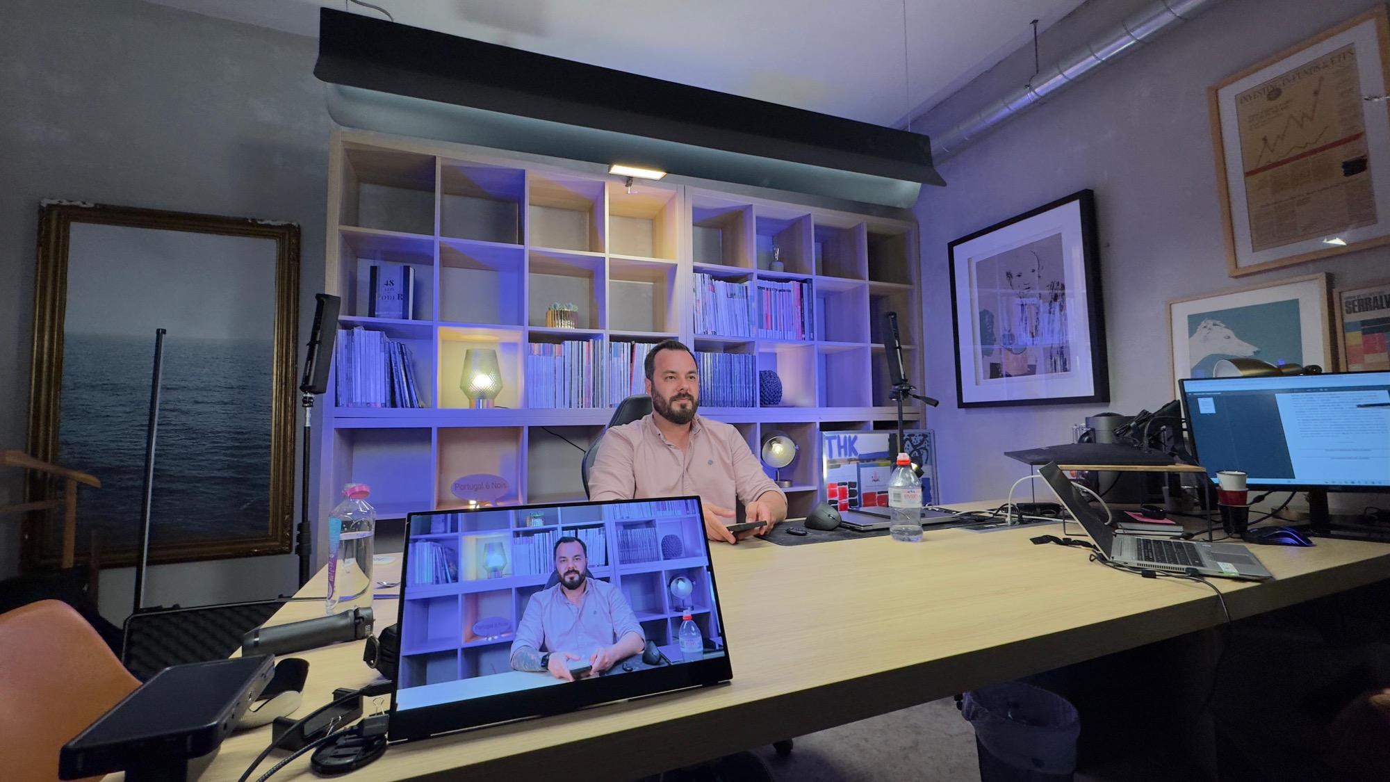 Set de gravação de podcast com estante iluminada no estúdio Outglocal