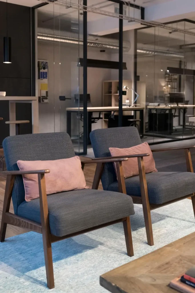 Zona lounge com vista para os gabinetes privados